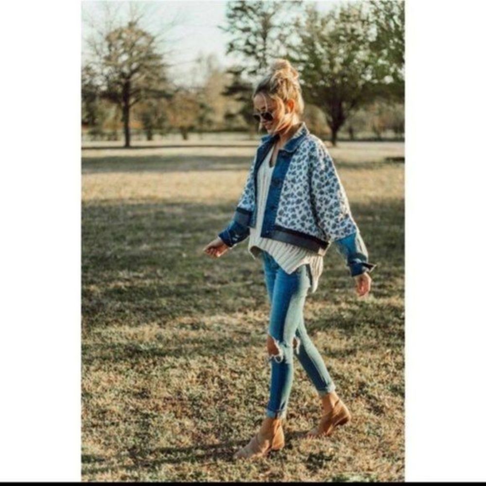 Free People Cropped Denim & Floral Print Jacket in Blue and White - Picture 5 of 16